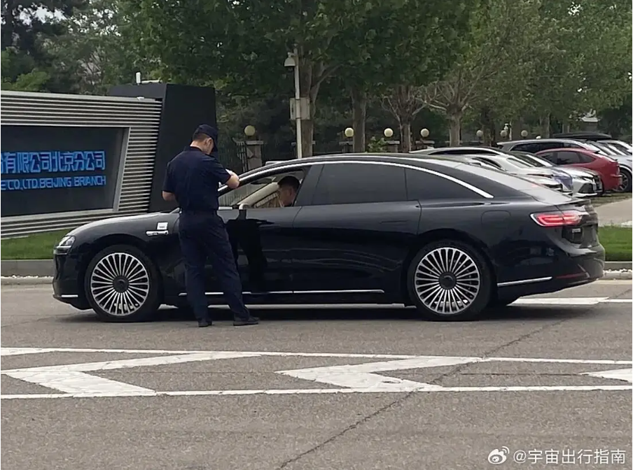 华为鸿蒙智行再添新彩，享界S9黑色与银灰色实车谍照曝光