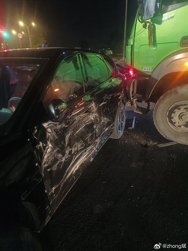 哪吒L遭遇渣土车正面撞击， 车主：被吓了一跳而已，没有受伤