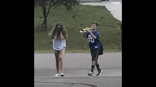 AI在用 | 鳌拜和韦小宝秀恩爱、奥特曼和黄仁勋打起来,Luma翻车离谱到可爱