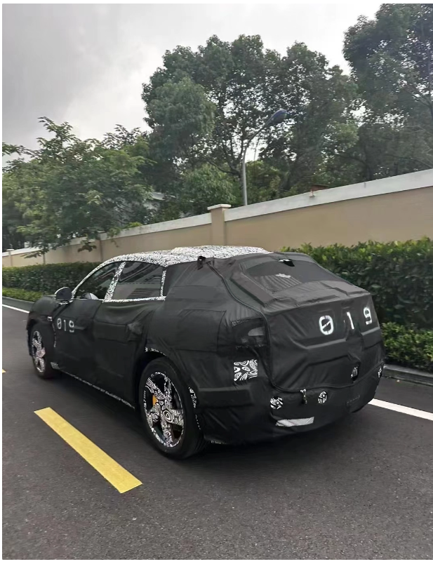 小米SUV谍照曝光，年轻人的第一辆车来了？2025年见分晓！