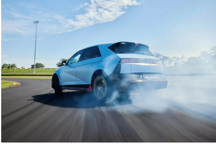 宝马 M 部门负责人：将为电动汽车加入模拟换挡和音效技术