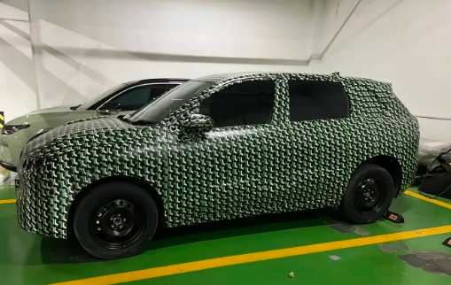 可能定价10万级!零跑A12内饰曝光,大屏怀挡配置齐全