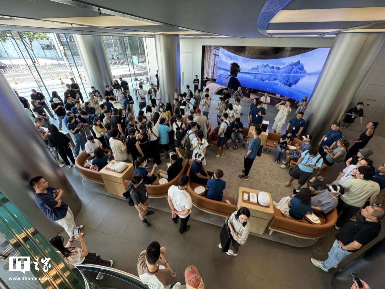 IT之家现场直击:国行苹果 Vision Pro 首销,顾客享一对一体验演示