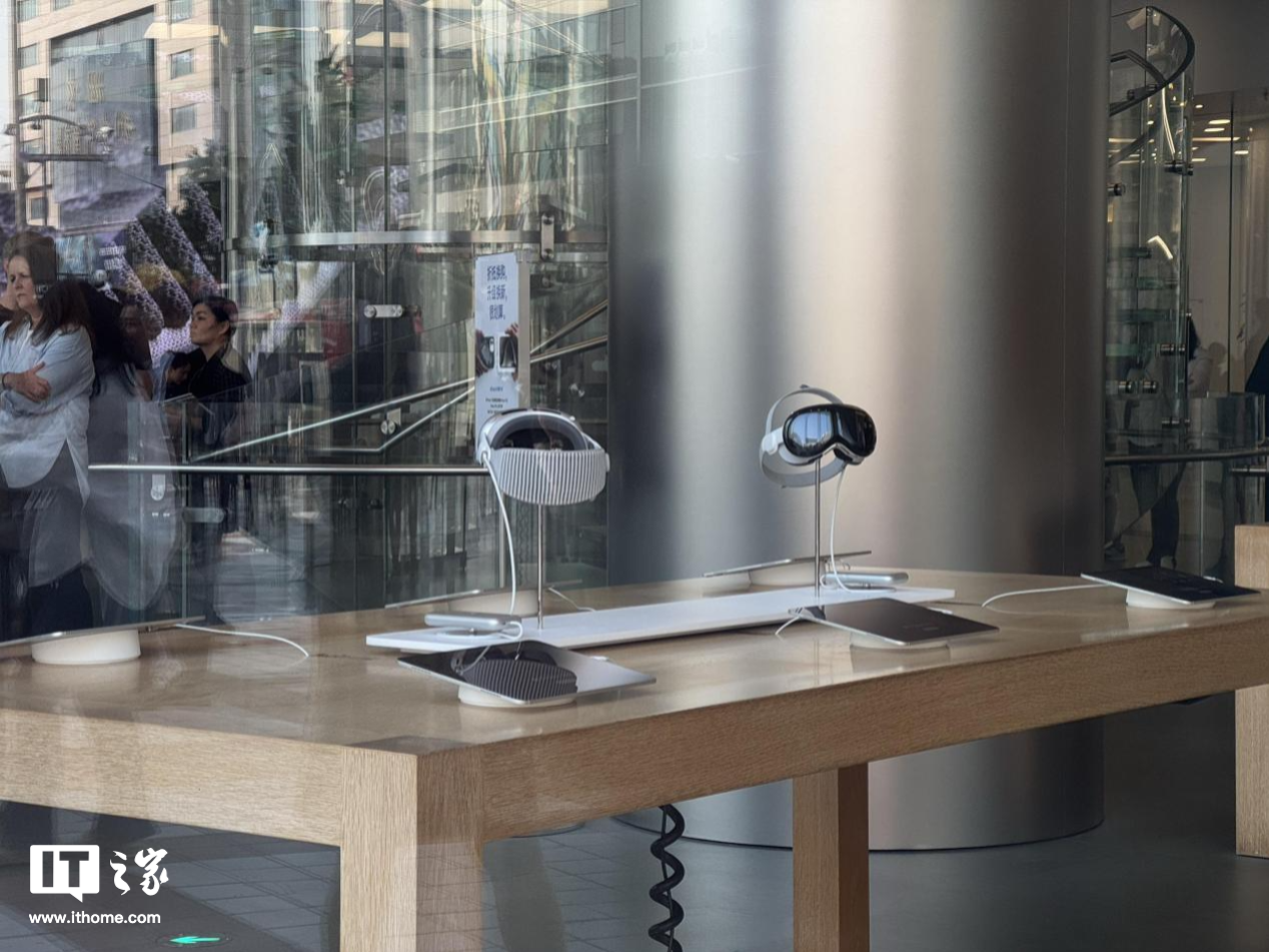 IT之家现场直击:国行苹果 Vision Pro 首销,顾客享一对一体验演示