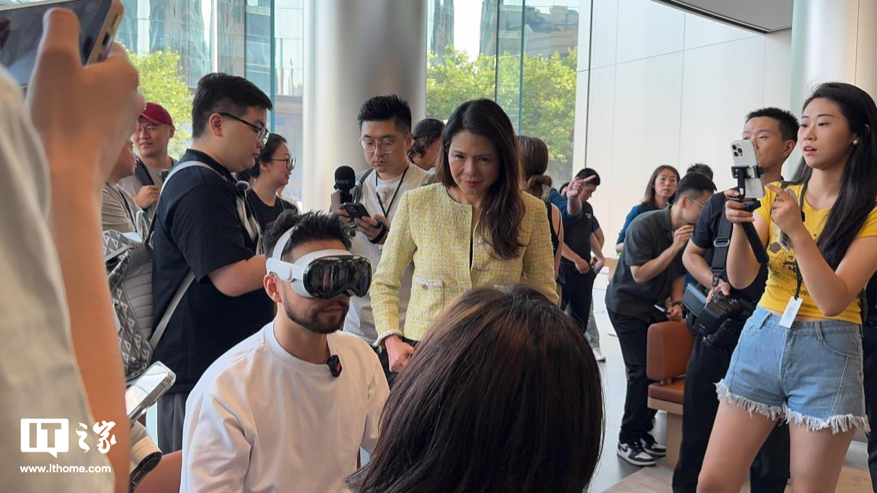 IT之家现场直击:国行苹果 Vision Pro 首销,顾客享一对一体验演示
