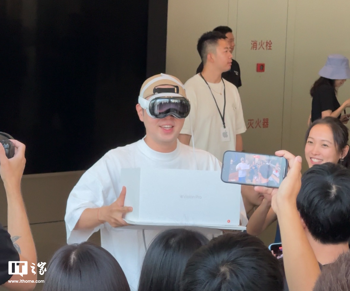 IT之家现场直击:国行苹果 Vision Pro 首销,顾客享一对一体验演示