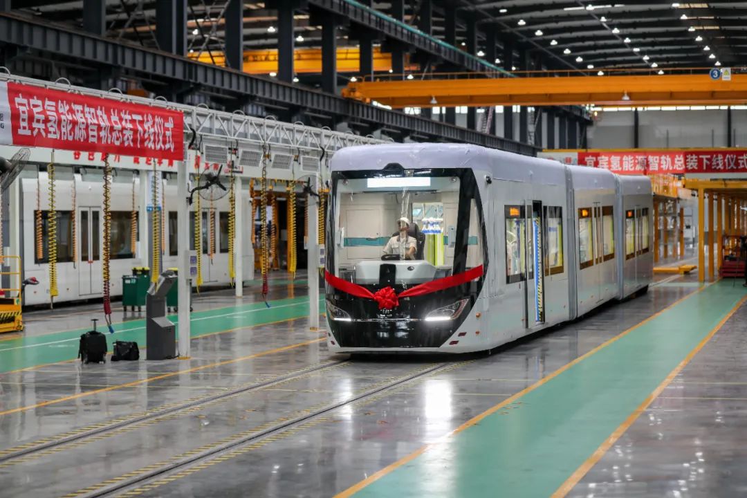 国内首列氢能源智轨电车在宜宾下线：我国自主研制，一次加氢可行驶 200 多公里