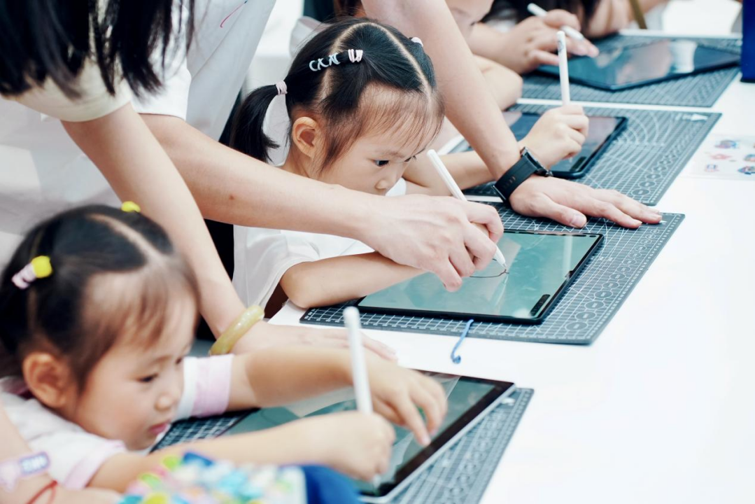 暑期好去处!多地开启 2024 华为夏令营-天生会画主题活动