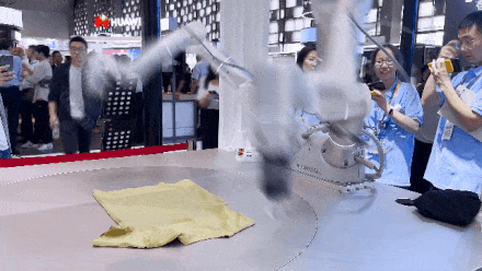 现场削黄瓜、叠衣服,曾爆火的刮胡子机器人再进化,穹彻的具身智能大脑来了!