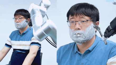 现场削黄瓜、叠衣服,曾爆火的刮胡子机器人再进化,穹彻的具身智能大脑来了!