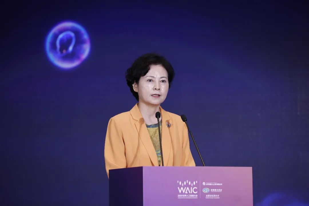 全尺寸通用人形机器人青龙亮相WAIC,加速迈入具身智能时代