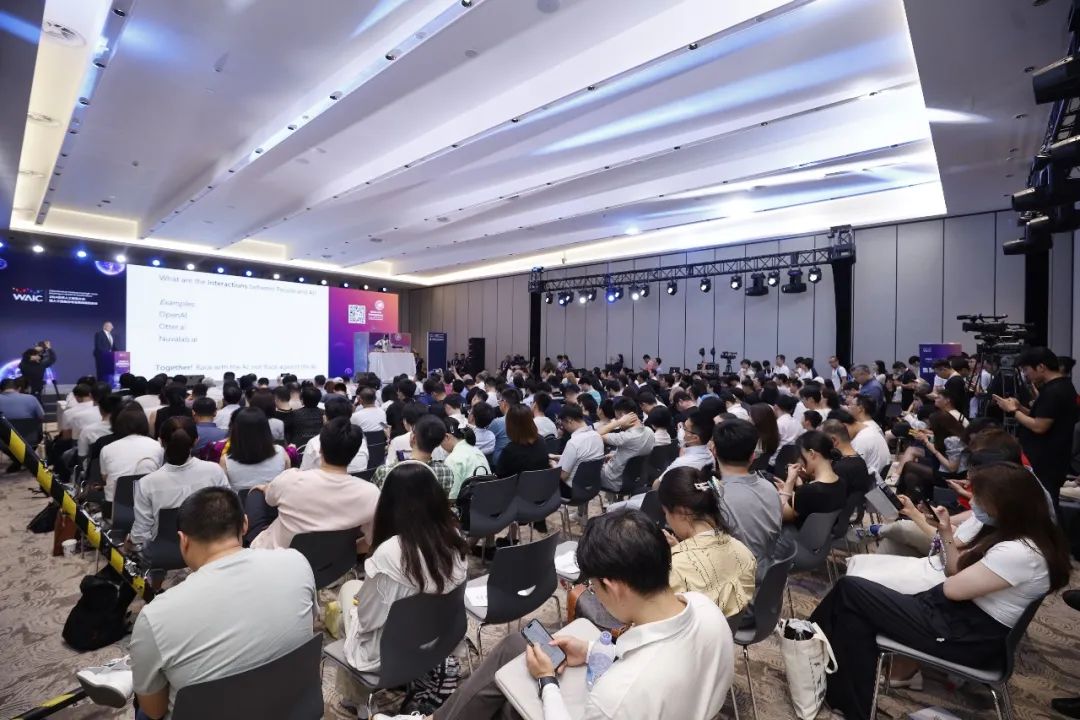 全尺寸通用人形机器人青龙亮相WAIC,加速迈入具身智能时代