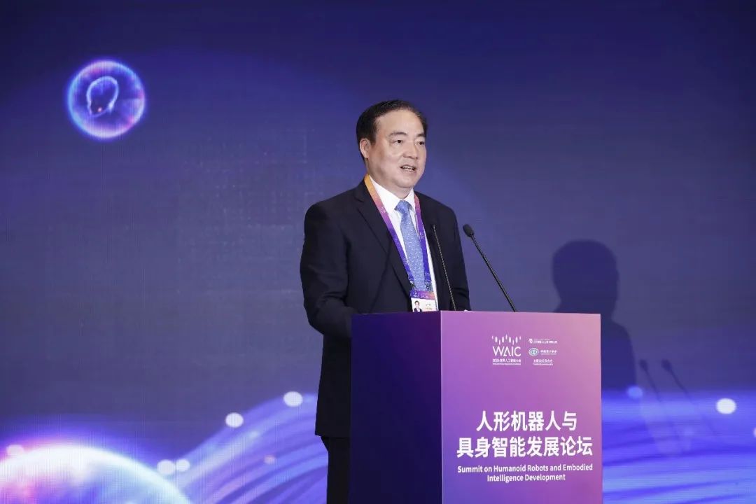 全尺寸通用人形机器人青龙亮相WAIC,加速迈入具身智能时代