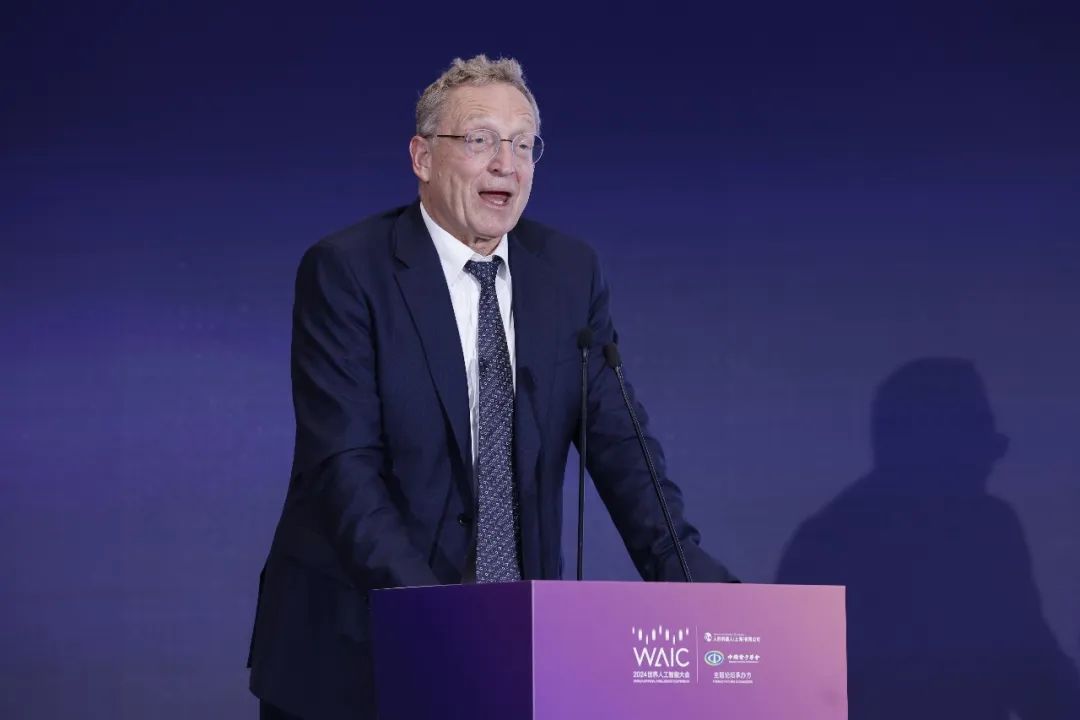 全尺寸通用人形机器人青龙亮相WAIC,加速迈入具身智能时代