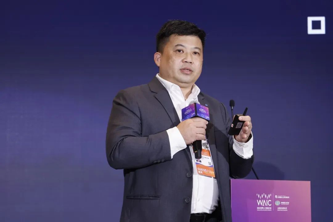 全尺寸通用人形机器人青龙亮相WAIC,加速迈入具身智能时代