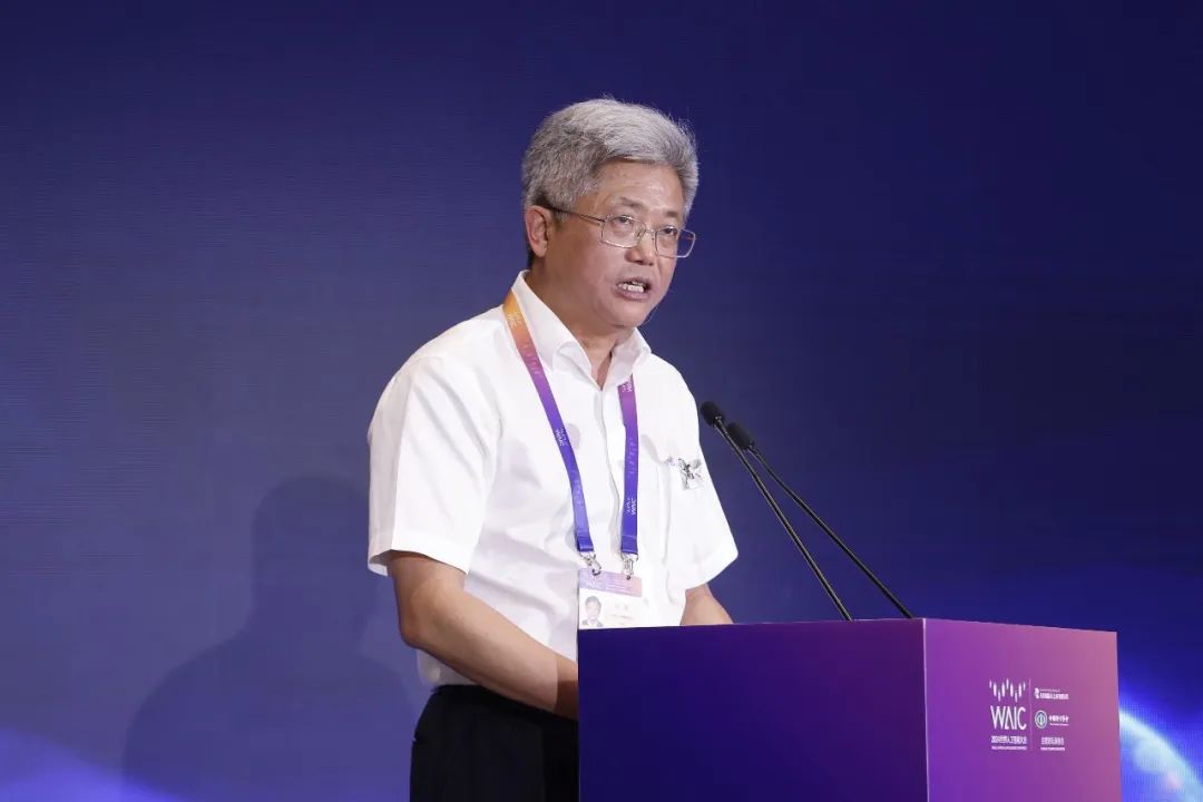 全尺寸通用人形机器人青龙亮相WAIC,加速迈入具身智能时代