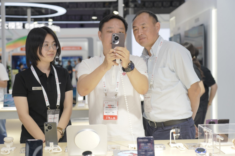 华为亮相 2024 中国联通合作伙伴大会，手机汽车全屋智能一众新品狂秀全场景体验