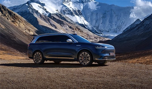 问界M9撞墙事件引关注，官方澄清：地坪水滑、最高时速36km