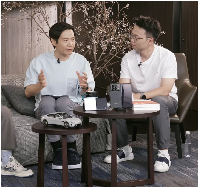 雷军：小米SU7 Ultra量产版明年上阵，继承原型车三电机设计