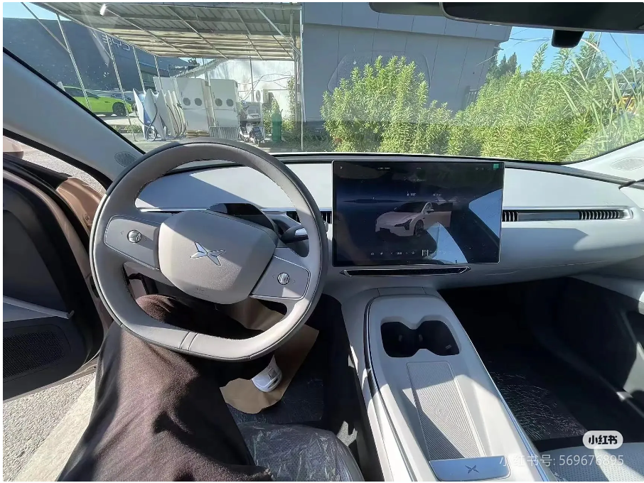 小鹏MONA M03内饰谍照流出,极简设计引关注