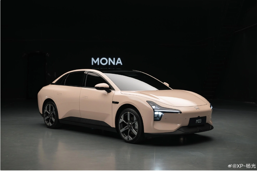 小鹏MONA M03内饰谍照流出,极简设计引关注