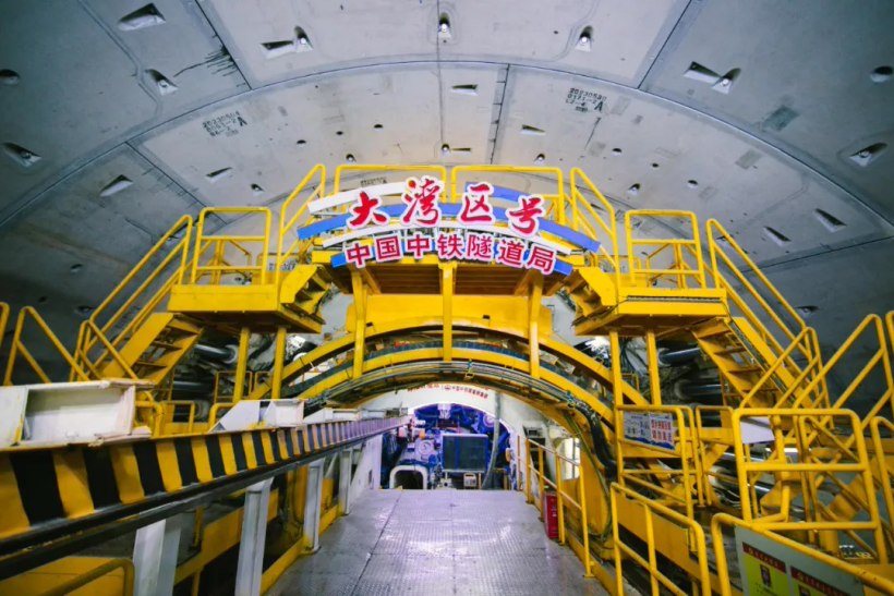 我国最深海底隧道完成盾构掘进:水下最大埋深 115 米,全长 13.69 公里