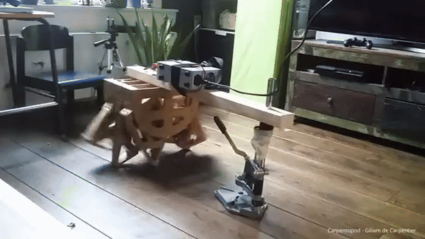 当代版木牛流马?国外网友造出「会走路的桌子」,引百万人围观