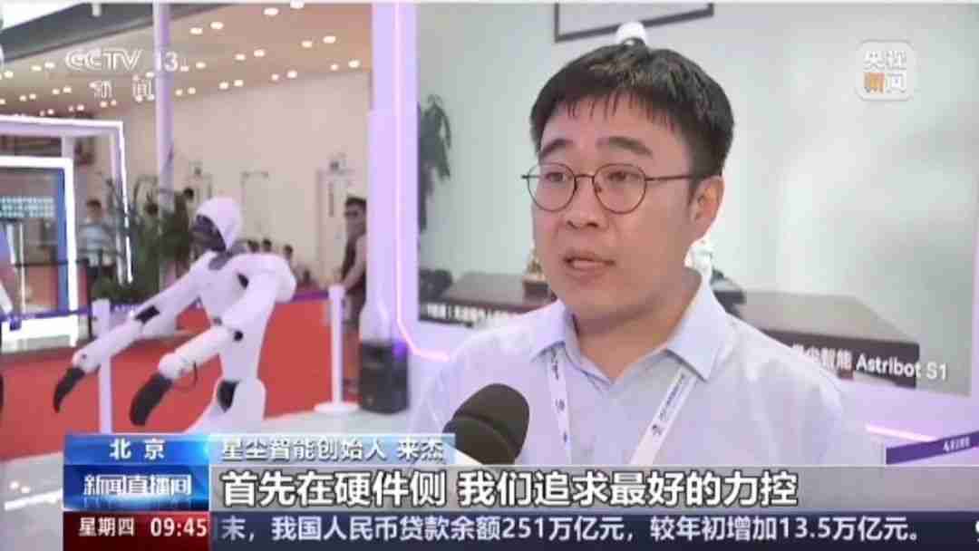 世界机器人大会上,这家承载「未来养老希望」的国产机器人被包围了