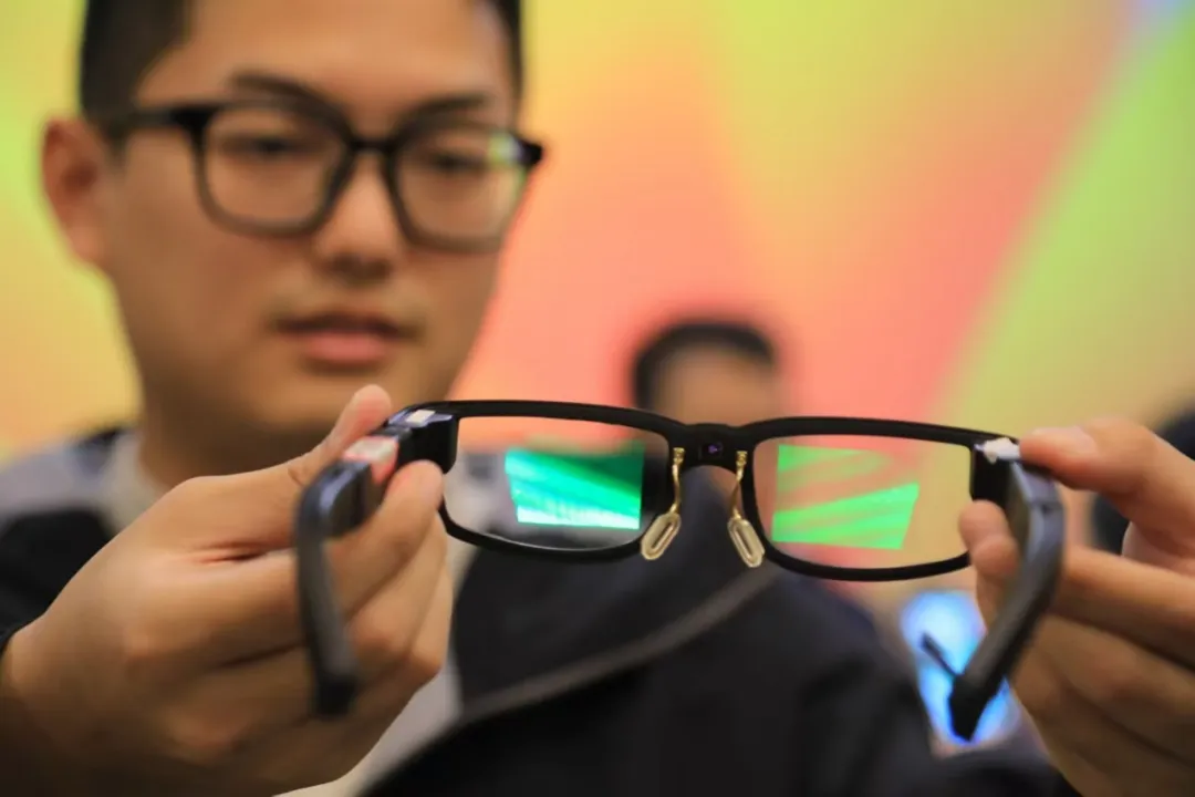 全球首款 | 东南大学电子科学与工程学院科研团队发布偏振体全息光波导AR眼镜