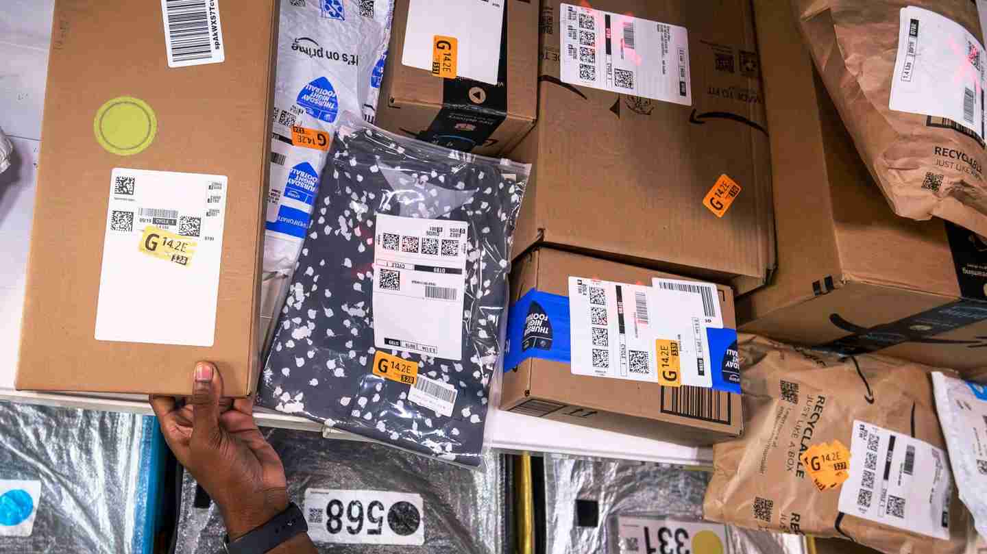 AI 让生活更轻松:亚马逊讲解 VAPR 视觉辅助包裹取件系统,到 2025 年部署 1000 辆 Rivian 电动送货车