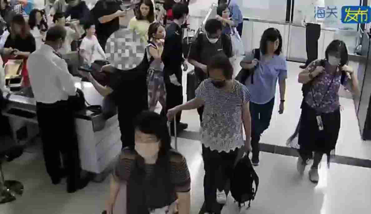 通关失败,我国海关查获旅客携带 80 张游戏卡走私进境