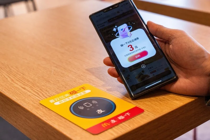 麦当劳全国 3000 家门店上线“碰一下”,手机触碰桌上“贴纸”即可点餐