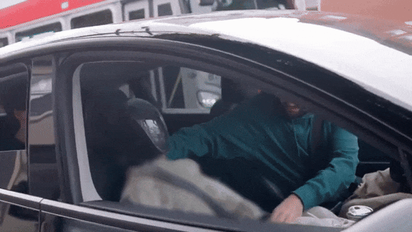 世界首例:一位「00后」让人形机器人住进了家