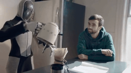 世界首例:一位「00后」让人形机器人住进了家