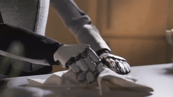 世界首例:一位「00后」让人形机器人住进了家