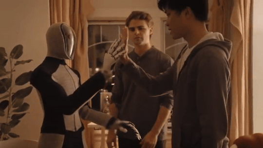 世界首例:一位「00后」让人形机器人住进了家