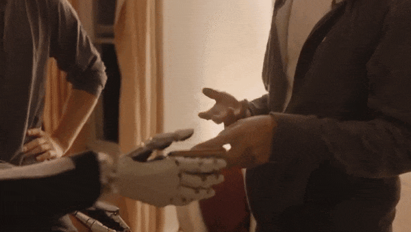 世界首例:一位「00后」让人形机器人住进了家