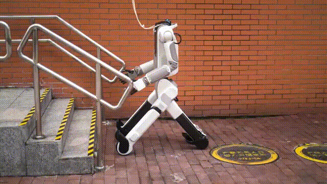 不像人也不像狗,腾讯最新家用机器人有点「离经叛道」