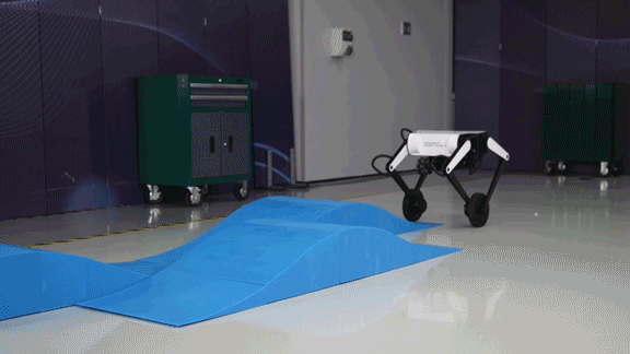 不像人也不像狗,腾讯最新家用机器人有点「离经叛道」