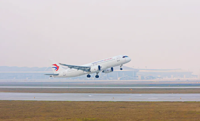 重庆江北国际机场第四跑道正式启用,东航 C919 执飞首个航班 重庆江北国际机场第四跑道正式启用,东航 C919 执飞首个航班