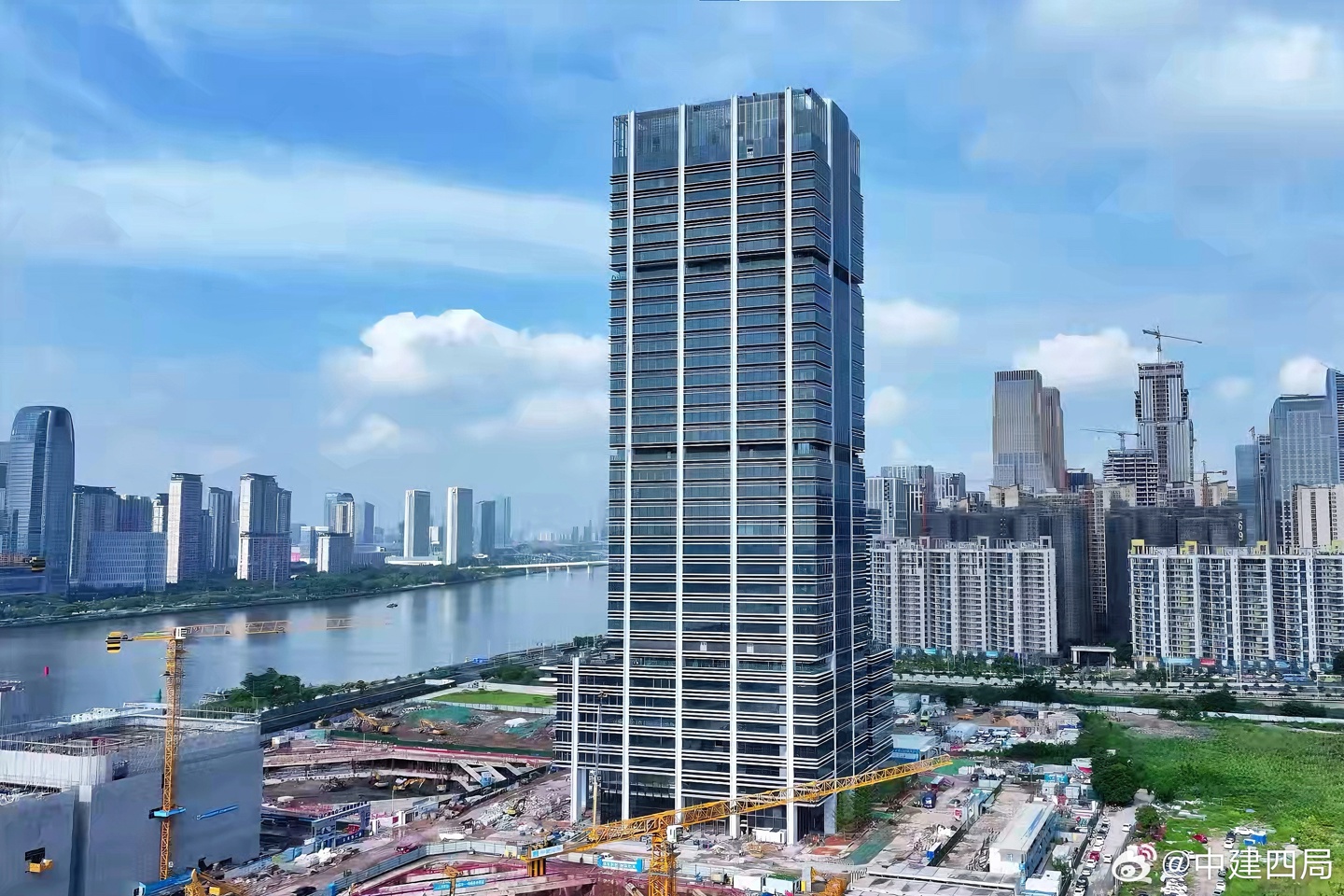 全国首座超 170 米近零能耗建筑在广州启用,年发电量达 65 万度 全国首座超 170 米近零能耗建筑在广州启用,年发电量达 65 万度