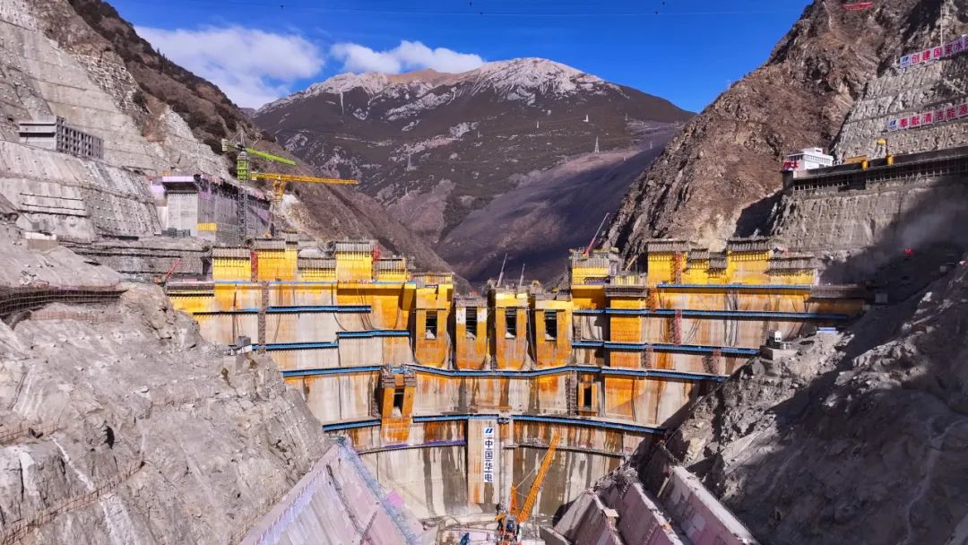 我国在建海拔最高双曲拱坝电站，叶巴滩水电站首台机组定子吊装成功