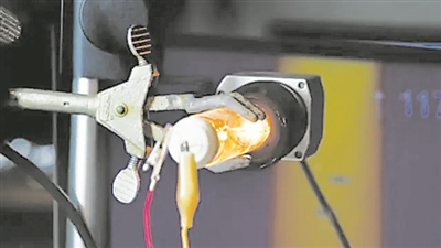 新型白炽灯发出亮度比之前强百倍的“扭曲光”