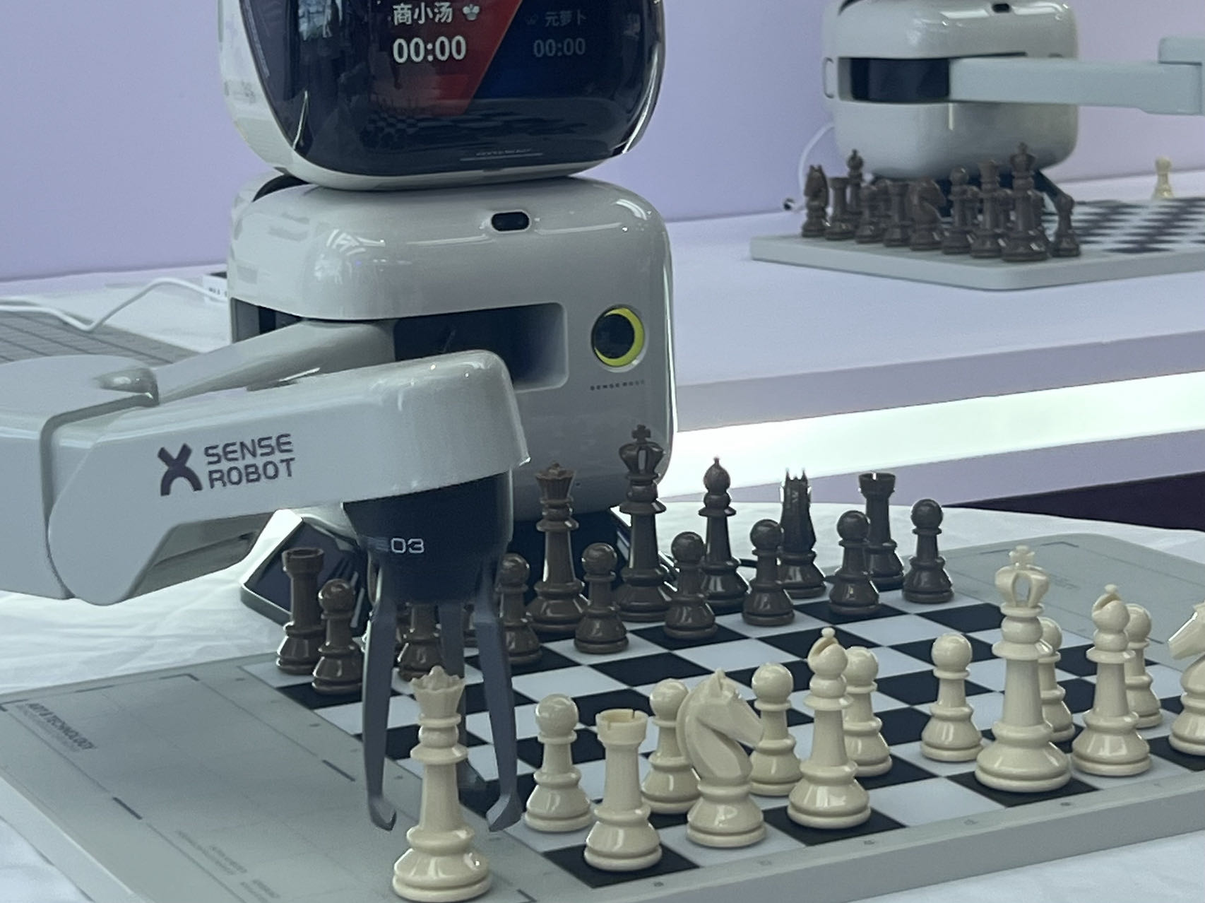 元萝卜亮相2024世界机器人大会，发布首个走进家庭的国际象棋机器人