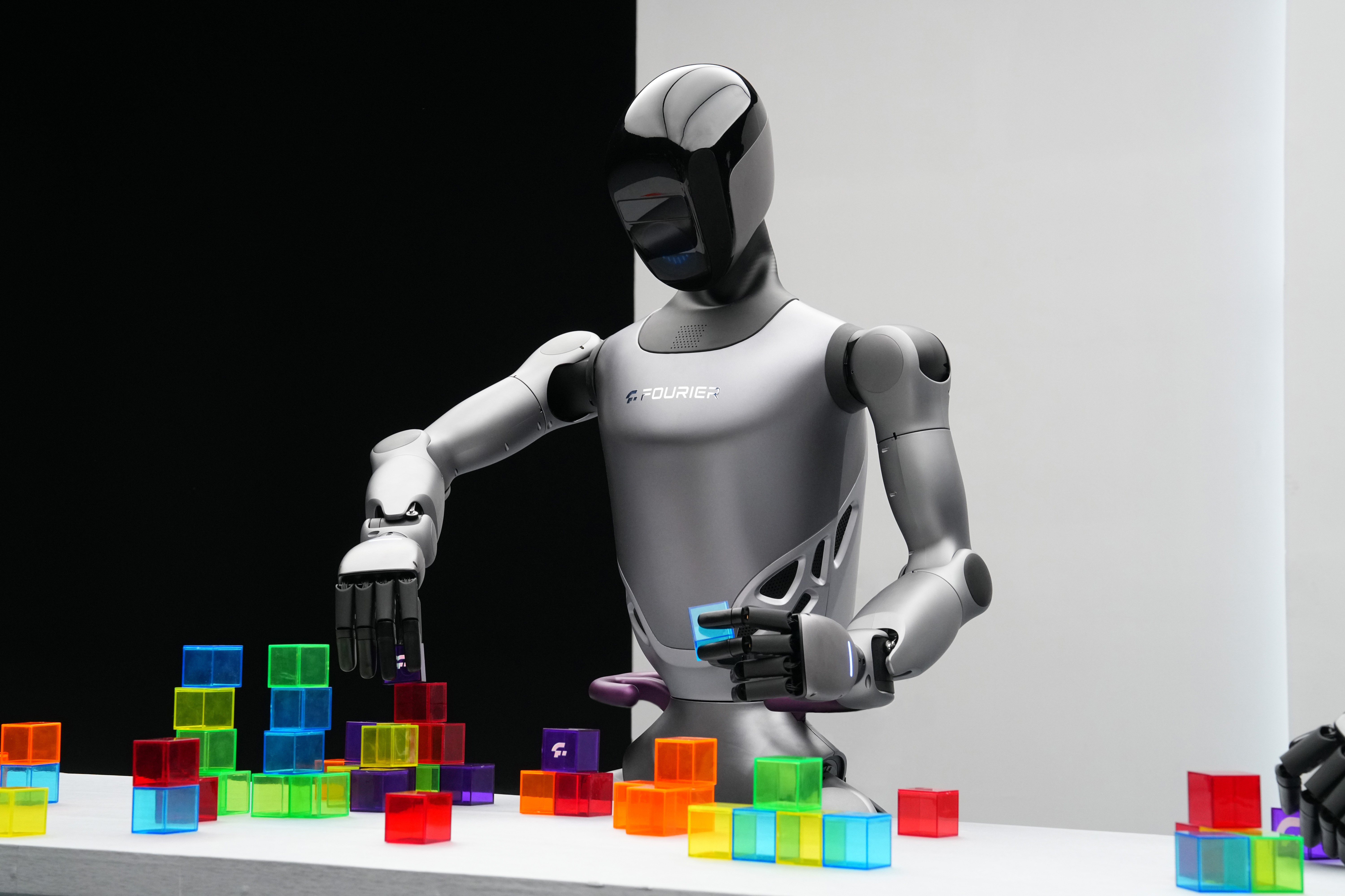 发布GR-2，从医疗康复到通用人形，傅利叶做对了什么？