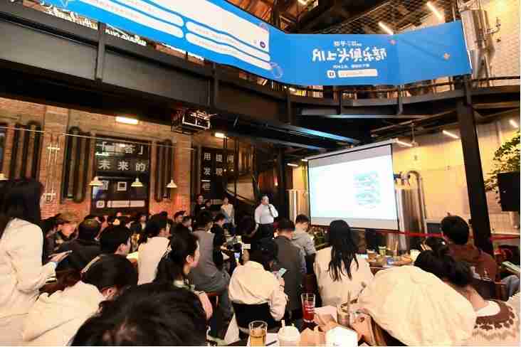 知乎直答亮相“学术酒吧”开放麦,李开复、刘知远相聚“AI上头俱乐部”