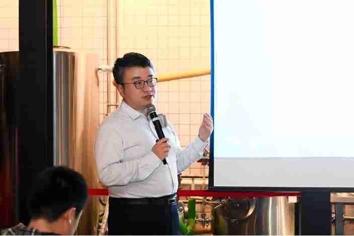 知乎直答亮相“学术酒吧”开放麦,李开复、刘知远相聚“AI上头俱乐部”