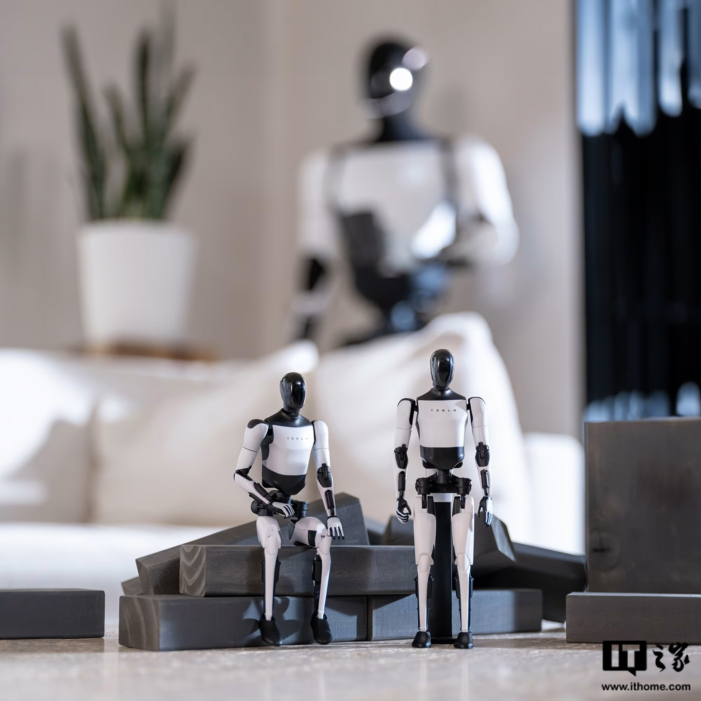 特斯拉 Tesla Bot 摆件 12 月 26 日开售：1:10 比例、40 多个单独零件，售 199 元
