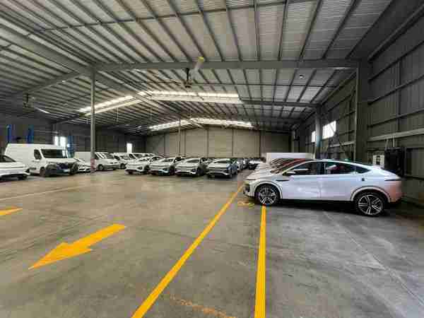 小鹏汽车澳大利亚预交付仓库实拍曝光:大批G6待交付