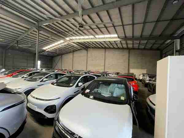 小鹏汽车澳大利亚预交付仓库实拍曝光:大批G6待交付